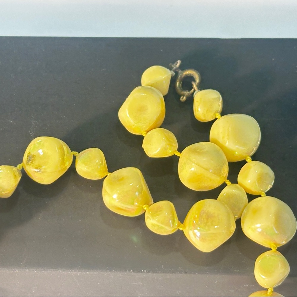 Set of 2 Vintage 80s Black and Yellow/Cream Pearlescent Beaded Necklaces - Picture 5 of 8